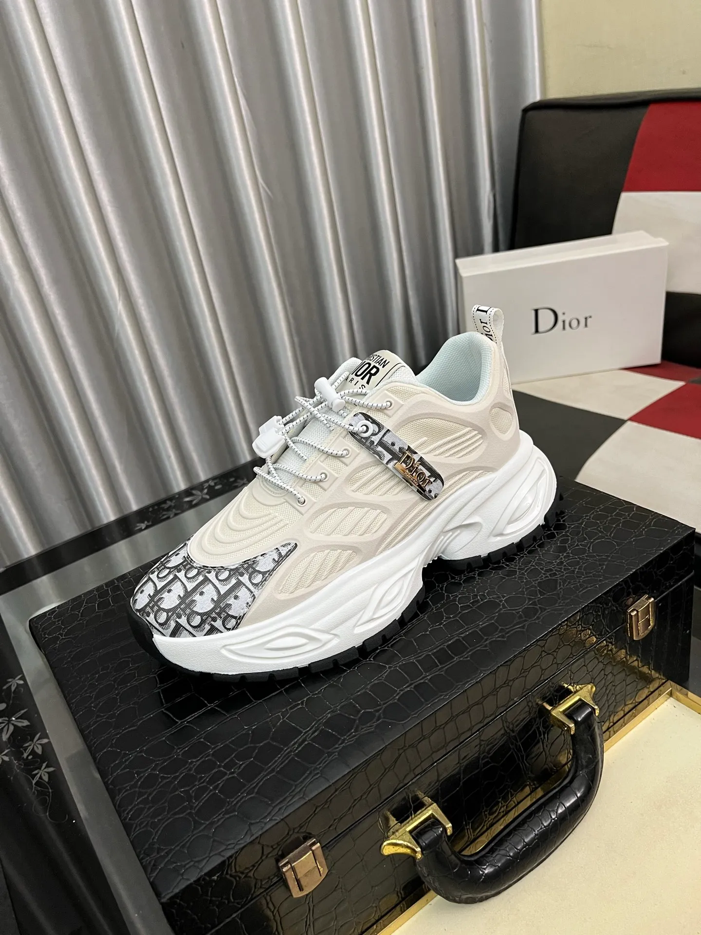 Men's shoes 💰458⌚️⌚️[Dior] The toe is designed to be a bit wider. The upper foot comfort is perfect. The thread is beautiful. It fits the pants perfectly and is versatile. Decorated with various classic details. It is the ideal choice for daily styling. It can be matched with various casual items to create exquisite looks. Fabric: First-layer cowhide/lining sheepskin TPU original outsole Size: 38-442️⃣Colors available